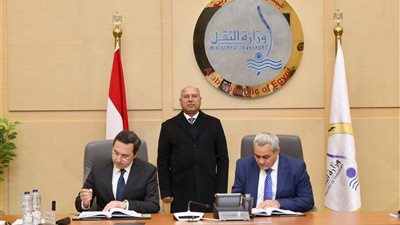 نائب رئيس مجلس الوزراء للتنمية الصناعية وزير الصناعة والنقل يشهد توقيع عقد مشروع تمويل وتصميم وإنشاء واستغلال وصيانة الميناء