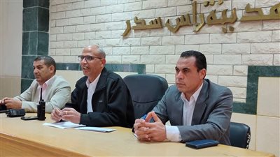رئيس مدينة رأس سدر يشيد بمستوى العاملين بمجلس المدينة