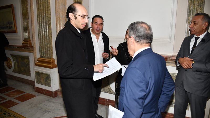 النائب محمد عبد العزيز