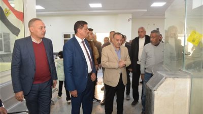 محافظ أسيوط يتفقد المركز التكنولوجي لخدمة المواطنين بقرية بني مر ويتابع طلبات التقنين والتصالح في مخالفات البناء 