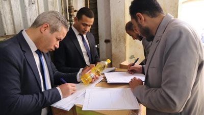 مخالفين في قبضة نيابة الشرقية ...ضبط 15 طن زيت طعام  مجهول المصدر  بعدة مخازن