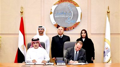 نائب رئيس مجلس الوزراء للتنمية الصناعية وزير الصناعة والنقل يشهد توقيع مذكرة تفاهم بين الشركة القابضة للنقل البحرى والبرى ومجموعة موانىء أبو ظبى