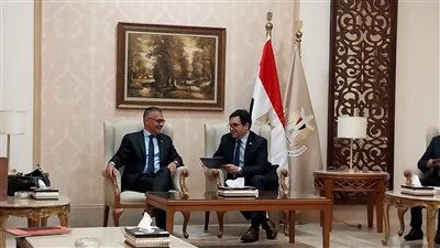 بالصور ... وزير الثقافة الفنزويلي يعقد لقاء مع وزير الثقافة المصرى على هامش معرض القاهرة الدولى للكتاب