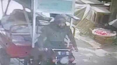 لص يقوم بسرقة نعش نقل الموتى بإحدى قرى الزقازيق...وكاميرات المراقبة تكشفه