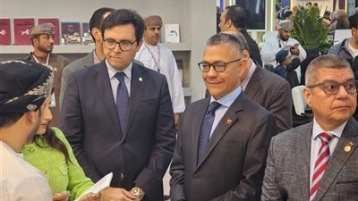 وزير الثقافي الفنزويلي يوقع كتابه بمعرض القاهرة  الدولي للكتاب ويتفقد اجنحة المعرض