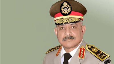 الفريق أول عبد المجيد صقر يتفقد إحدى القواعد الجوية