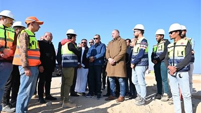 محافظ جنوب سيناء يتابع تنفيذ مشروع الربط الكهربائي بين مصر والسعودية خلال جولته بمدينة طابا