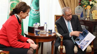 سفيرة رومانيا بالقاهرة تزور الأكاديمية العربية 