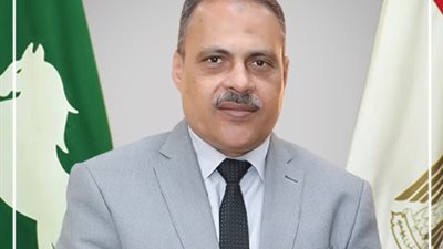 رئيس مركز ومدينة الحسينية يتابع أعمال الرصف بطريق السعدي تقاطع طريق فاقوس الحسينية حتي طريق سعود صان بطول ٤.٥ كيلو متر