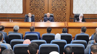 نائب رئيس مجلس الوزراء للتنمية الصناعية وزير الصناعة والنقل يبحث مع محافظ ومستثمري كفر الشيخ تحديات المناطق الصناعية بالمحافظة وسبل حلها