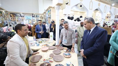 رئيس قطاع مكتب شيخ الأزهر يتفقد أركان جناح الأزهر بمعرض الكتاب 