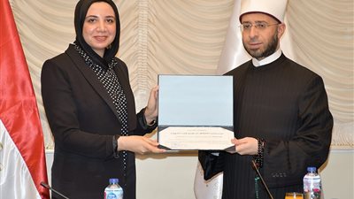صور .. «وزير الأوقاف» يكرم الباحثة ياسمين مصطفى ويهديها درع الوزارة تقديرًا لتفوقها في مجال العلوم والتكنولوجيا