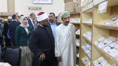 سفير سلطنة عمان يزور جناح الأزهر بمعرض الكتاب ويشيد بأركانه وإصداراته
