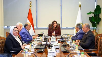 وزيرة التنمية المحلية تتابع مستجدات منظومة المخلفات الصلبة بالجيزة مع شركة نهضة مصر للخدمات البيئية وسكرتير عام المحافظة وممثلي هيئة النظافة والتجميل