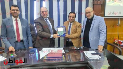 صور .. «تربية الأزهر» تكرم الدكتور خالد مجاهد لتميزه في كتابة المصحف الشريف.