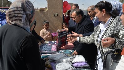 محافظ أسيوط يفتتح معرض منتجات مشغل البنات بقرية ريفا لتسويق منتجاتهن