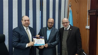 صور .. تكريم أحد أعضاء الجهاز الإداري لحصوله على درجة الماجستيربـ«تربية الأزهر»