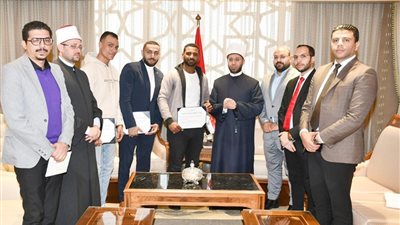 صور .. «وزير الأوقاف» يكرم ثلاثة شباب أنقذوا أطفالًا من حريق مروع في فيصل
