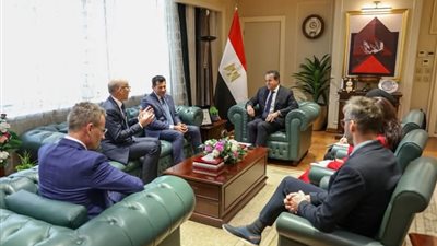 نائب رئيس مجلس الوزراء وزير الصحة يعقد اجتماعا مع وزير الشباب والرياضة ورئيس الاتحاد الدولي للرياضات الجامعية