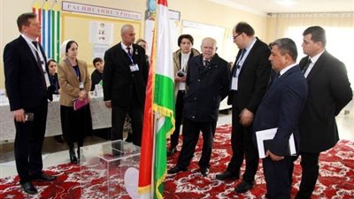 طاجكيستان  : وفد مراقبي رابطة الدول المستقلة يطلع  على استعدادات مراكز الاقتراع والدوائر الانتخابية في مدينة حصار