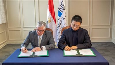 رئيس اقتصادية قناة السويس يوقع عقد مشروع 