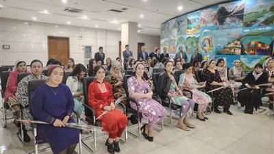 طاجكيستان : افتتاح معرض احتفالي على شرف عيد الأم