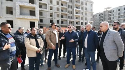 وزير الإسكان يتفقد مشروع 