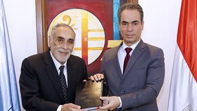 أسرة الشيخ طه الفشني تهدي إذاعة القرآن الكريم تلاوات وابتهالات نادره