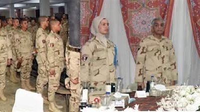 الفريق أحمد خليفة رئيس أركان حرب القوات المسلحة يتناول وجبة الإفطار مع مقاتلى هيئة الإمداد والتموين