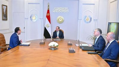 الرئيس السيسي يجتمع برئيس مجلس الوزراء ووزير البترول والثروه المعدنيه لمعرفة مستجدات اوضاع انشطة الاستكشاف والتنقيب