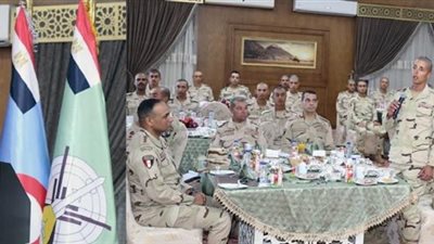 الفريق أحمد خليفة رئيس أركان حرب القوات المسلحة يتناول وجبة الإفطار مع أعضاء هيئة تدريس وطلبة كلية الضباط الإحتياط