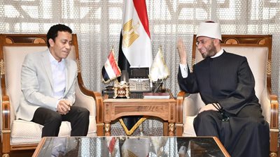 تقديرًا لدوره الإنساني في نشر القيم المجتمعية.. وزير الأوقاف يكرِّم الفنان سامح حسين