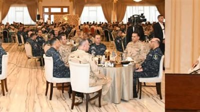 الفريق أول عبد المجيد صقر القائد العام للقوات المسلحة وزير الدفاع والإنتاج الحربى يتناول وجبة الأفطار مع مقاتلى القوات البحرية والمنطقة الشمالية العسكرية    