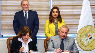 وزيرة التنمية المحلية ومحافظ الغربية يشهدان توقيع عقد إدارة وتشغيل محطة طنطا لإنتاج البيض بين المحافظة وإحدي شركات القطاع الخاص
