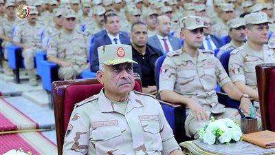الفريق أول عبد المجيد صقر القائد العام للقوات المسلحة وزير الدفاع والإنتاج الحربى يتناول وجبة الإفطار مع مقاتلى المنطقة المركزية العسكرية وقوات حرس الحدود والمظلات والصاعقة       