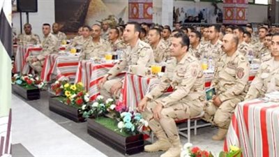 الفريق أول عبد المجيد صقر القائد العام للقوات المسلحة وزير الدفاع والإنتاج الحربى يشارك مقاتلى الجيش الثالث الميدانى وقوات شرق القناة لمكافحة الإرهاب تناول وجبة الإفطار