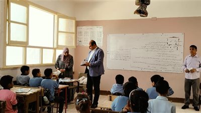 مدير تعليم قنا  يتفقد حاجر قنا للتعليم الأساسي 