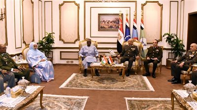 الفريق أول عبد المجيد صقر القائد العام للقوات المسلحة وزير الدفاع والإنتاج الحربى يلتقى وزير دفاع جمهورية النيجر  
