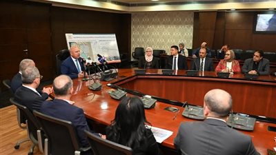 وزير الصناعة والنقل يعلن إطلاق مدينتين نسيجيتين متكاملتين بمنطقة وادى السريرية بالمنيا والمنطقة الصناعية بشمال الفيوم 