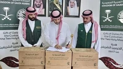 مركز الملك سلمان للإغاثة يسلِّم 25 طنًّا من التمور هدية المملكة لجمهورية القمر المتحدة