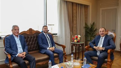 وزير قطاع الأعمال العام يبحث مع شركة التوكل الكهربائية 