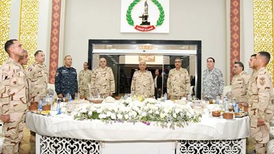 الفريق أول عبد المجيد صقر القائد العام للقوات المسلحة وزير الدفاع والإنتاج الحربى يشارك مقاتلى الجيش الثانى الميدانى تناول وجبة الإفطار