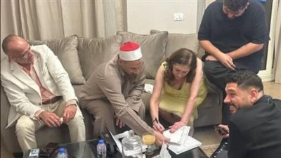 محمود شاهين يحتفل بعقد قرآن والدته على سفير