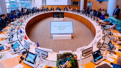 وزيرة التخطيط والتنمية الاقتصادية والتعاون الدولي  تلقي كلمة محافظي الدول الأفريقية خلال الاجتماع مع رئيس مجموعة البنك الدوليين بواشنطن