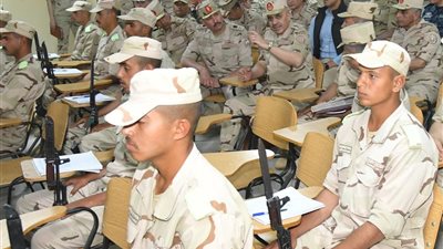 الفريق أحمد خليفة رئيس أركان حرب القوات المسلحة يتفقد المنظومة التعليمية بمعهد ضباط الصف المعلمين ويلتقى بأعضاء هيئة التدريس والطلبة