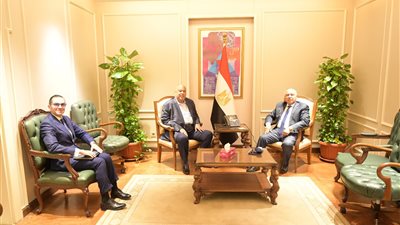 نائب رئيس مجلس الوزراء للتنمية الصناعية وزير الصناعة والنقل ووزير الاستثمار والتجارة الخارجية يبحثان مع رئيس غرفة القاهرة التجارية آليات النهوض بصناعة الحديد والصلب في مصر