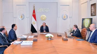 الرئيس السيسي يجتمع مع رئيس الوزراء ووزير الماليه ومحافظ البنك المركزي للإطلاع علي مؤشرات الاصلاحات  الاقتصاديه والماليه 