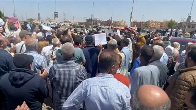 «في يوم وليلة تحولت من مالك لمشتري» .. المئات يواصلون اعتصامهم أمام  جهاز العبور من أجل مطالب مشروعة