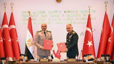 الفريق أحمد خليفة رئيس أركان حرب القوات المسلحة يعود إلى أرض الوطن بعد إنتهاء زيارته الرسمية لدولة تركيا