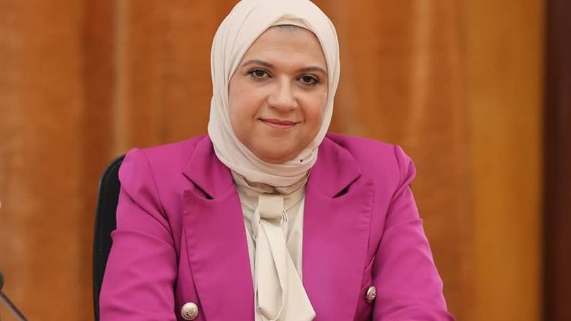 ولاء العقاد أول عميدة
